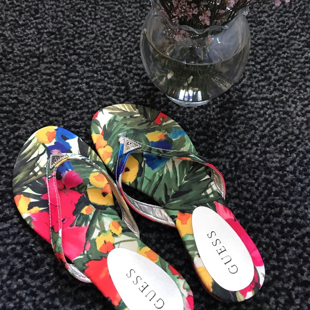 🌴 GUESS flip flops 🏖